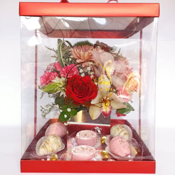jarron de flores tipo espejo, con fresas bañadas en chocolate todo en caja de regalo con moño y tarjeta