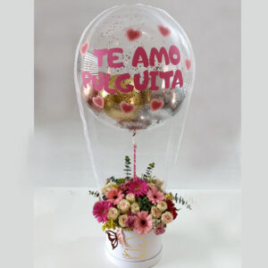 Caja de flores con estilo de globo aerostático y mensaje personalizado en globo burbuja
