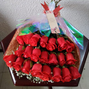 ramo de 24 rosas envuelto en un elegante papel coreano y moño de regalo para sorprender con un regalo natural
